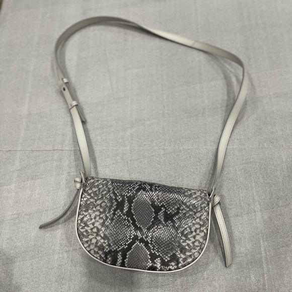 Banana Republic Snakeskin Embossed Split Cow Leather Crossbody Bag NWOT - Picture 5 of 15